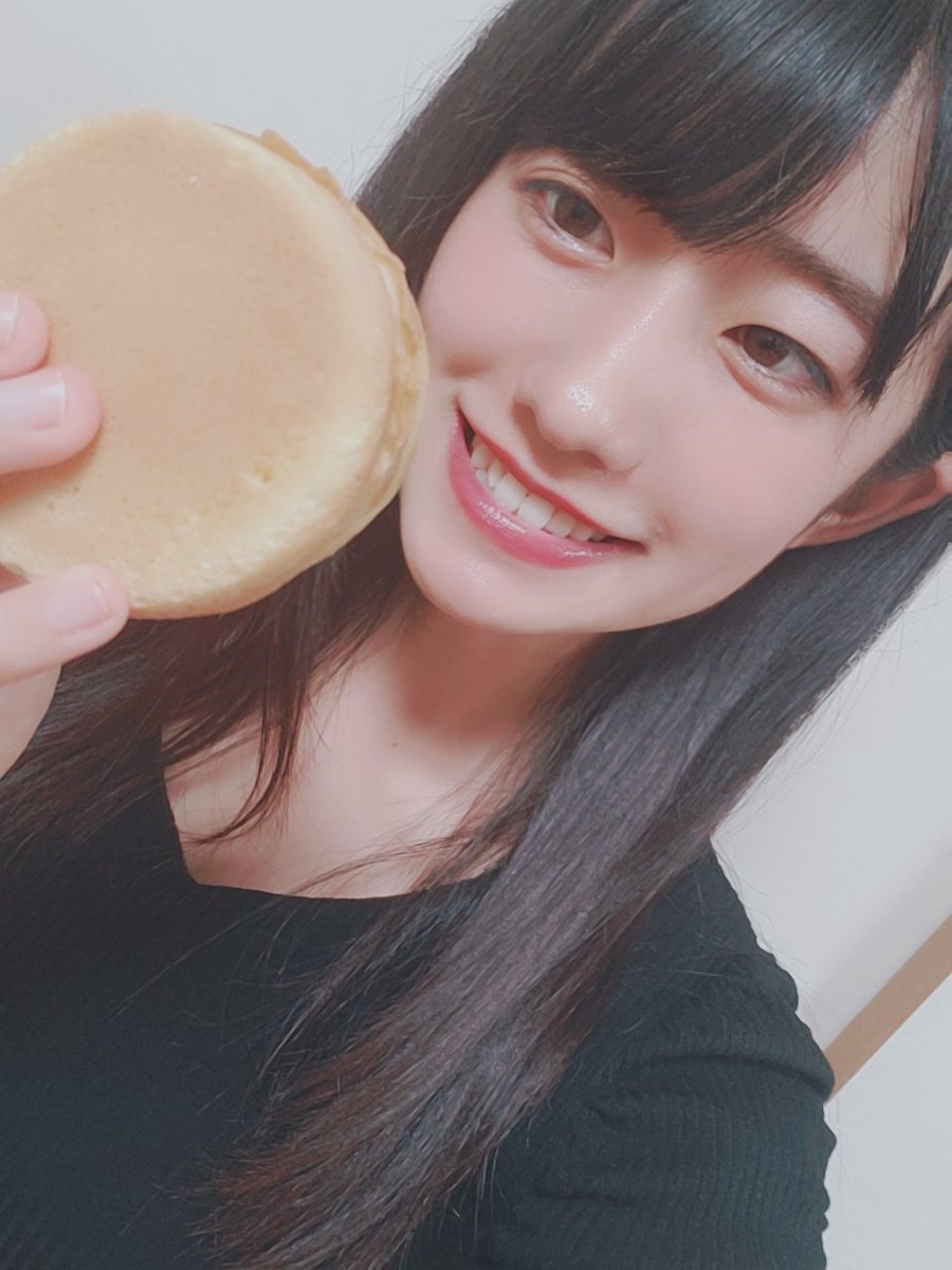 KOBerrieS おはようさんさんﾍ(｀･ω･)ﾉ☀️土曜日参加できなかったのでわがまま言ってスタッフさんに“いろは”さんの『いろは饅頭』を買ってもらいました～🎶🎶“カスタード”食べたんですけど甘みが体に染み渡りました💕💕3つも食べてしまった😋😋😋『焼きそば』もおいしかった～㊙️🤫#KOBerrieS https://t.co/hEsnG1oWJn