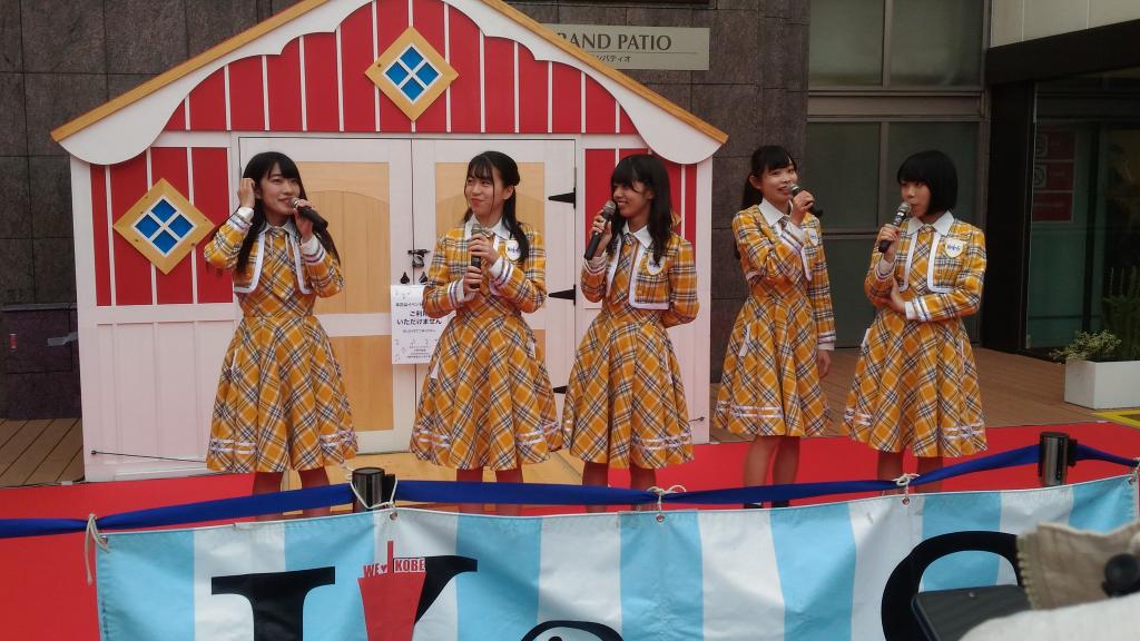KOBerrieS KOBerrieS♪×神戸阪急コラボライブを見てきました。新体制になってから初めて足を運べたこうべり現場で、黄色チェックの新衣装を見れて、新曲「YELL～君色の未来へ～」を聴けて良かったです😊#KOBerrieS https://t.co/yuzOcSLla4