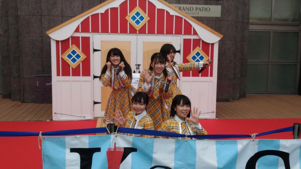 KOBerrieS KOBerrieS♪×神戸阪急コラボライブを見てきました。新体制になってから初めて足を運べたこうべり現場で、黄色チェックの新衣装を見れて、新曲「YELL～君色の未来へ～」を聴けて良かったです😊#KOBerrieS https://t.co/yuzOcSLla4