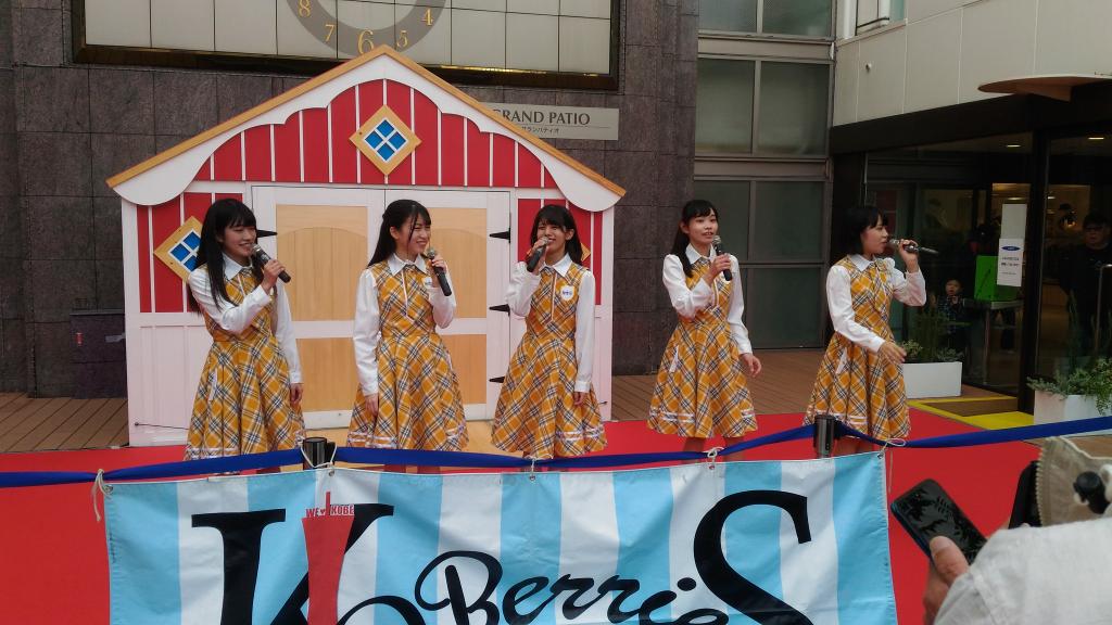 KOBerrieS KOBerrieS♪×神戸阪急コラボライブを見てきました。新体制になってから初めて足を運べたこうべり現場で、黄色チェックの新衣装を見れて、新曲「YELL～君色の未来へ～」を聴けて良かったです😊#KOBerrieS https://t.co/yuzOcSLla4