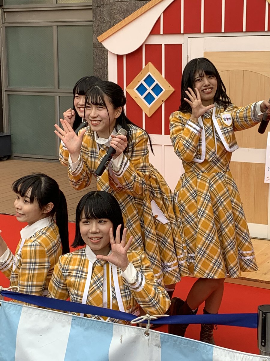 KOBerrieS 〈神戸阪急×コウベリーズ・コラボライブ〉　11,17本日快晴の下コウベリーズのフリーライブが行われました☀️🎤新しい衣装に昨日リリースされた新曲、さらにパワーアップしたパフォーマンスを披露⁉︎新生コウベリーズを見た気がします✌️＃KOBerrieＳ＃YELL君色の未来へ＃神戸阪急 https://t.co/6kEgQ8tRjp