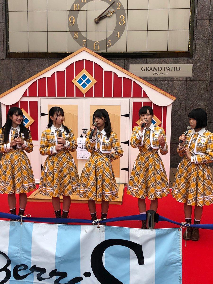 KOBerrieS 神戸阪急でメンバーは新曲や新衣装のPR以上に神戸阪急での買物の魅力を伝える姿に感動❗️大成功だったと思います。丸五市場では当初18時までのライブ予定が30分を超える熱いライブになりました。正直、コザック前田さんの生歌は初めて聞いたのですが、半端ないですわ〜〜#KOBerrieS #コザック前田 https://t.co/MmXbBg46x3