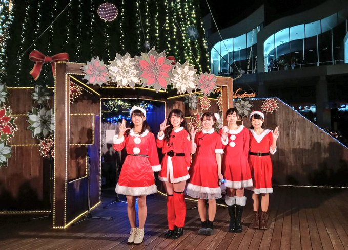 KOBerrieS♪ライブ@ドイツ・クリスマスマーケット大阪2019　ロマンティックなツリーの下とても盛り上がっています😀本日のライブは撮影禁止ですが、その代わり開演前に少し撮影タイムがありました😀神戸から来てくれた超かわいいサンタさん達😍
#KOBerrieS 
#ドイツ・クリスマスマーケット大阪2019 https://t.co/B5eUby9FEs