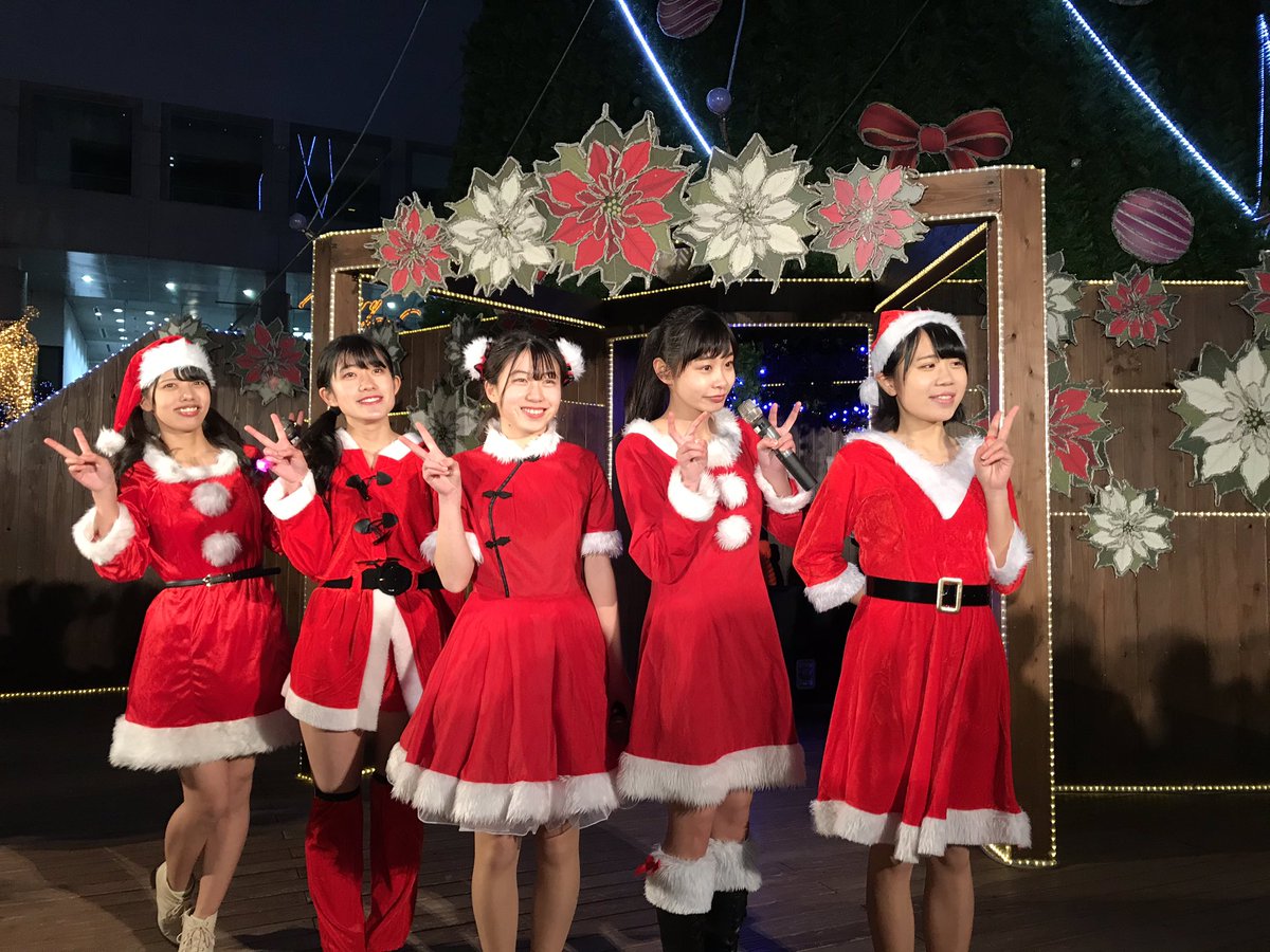 KOBerrieS #KOBerrieS♪ドイツクリスマスマーケット@大阪 新梅田！会場はクリスマス間近、華やいだ出店・お客さんでいっぱいでしたが、それに負けぬキラキラ輝くステージパフォーマンスを披露してくれました✨多くの人に観ていただく中、寒さが厳しい中でした。ほんまにお疲れ様でした！(撮影タイムあり) https://t.co/C1On6hg9xV