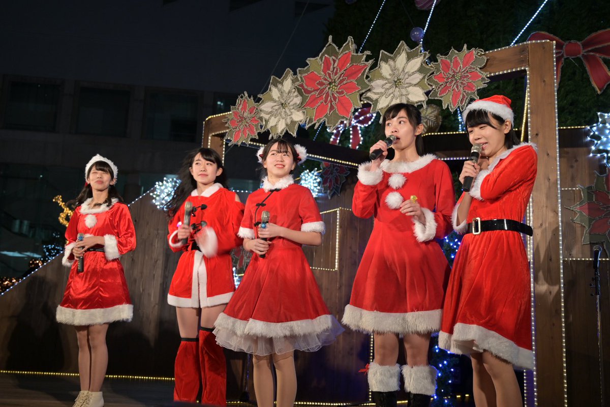 KOBerrieS 大阪梅田　ドイツ・クリスマスマーケットで一足早いサンタさんに会ってきました。寒風吹く野外ステージで、こうべりサンタさん🤶達は元気いっぱいのパフォーマンスで魅せてくれました。#KOBerrieS ♪#大阪梅田　ドイツ・クリスマスマーケット https://t.co/wbOvNY5tLC