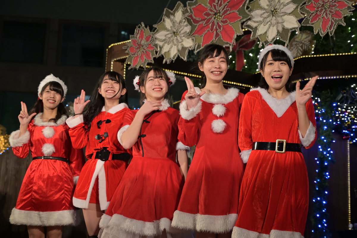 KOBerrieS 大阪梅田　ドイツ・クリスマスマーケットで一足早いサンタさんに会ってきました。寒風吹く野外ステージで、こうべりサンタさん🤶達は元気いっぱいのパフォーマンスで魅せてくれました。#KOBerrieS ♪#大阪梅田　ドイツ・クリスマスマーケット https://t.co/wbOvNY5tLC