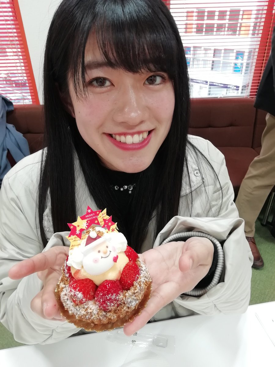 KOBerrieS #JCOM の方に #クリスマスということでケーキ🍰をいただきましたヽ(*´∀｀*)ﾉ✨✨可愛いサンタさんがのってて甘くて美味しかったです😋🍴💕クリスマスって幸せやね～☺️💕ありがとうございますm(_ _)m✨#KOBerrieS https://t.co/hsU0yNgLHW