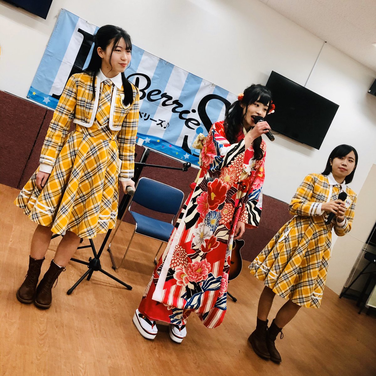 KOBerrieS KOBerrieS♪大出姫花さん、成人記念ソロライブ開催。これからも夢に向かって頑張って行く！との決意。応援してます！#KOBerrieS#大出姫花#成人おめでとう https://t.co/iIQlXPt9f0
