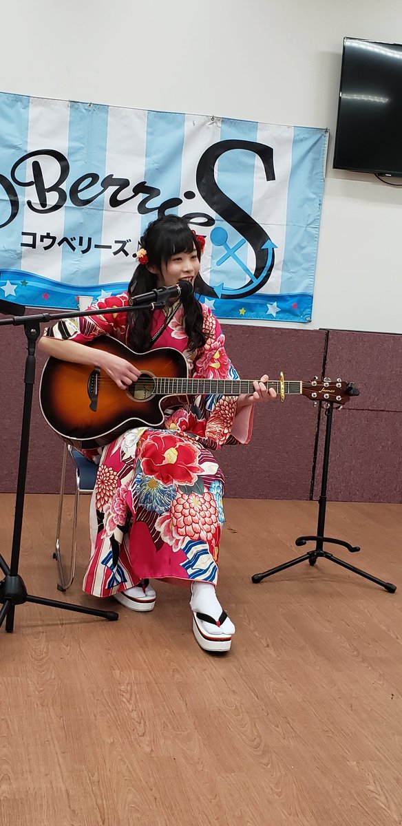 KOBerrieS ｢大出姫花　成人式SPライブ｣新成人本当におめでとうございます😆💕✨ライブめっちゃくちゃ良かったぁ😊ギター🎸がすごく上手くなっていてすごく練習したのが分かりました。これからの成長がすごく楽しみです😆🎵🎵これからも、焦らず一歩一歩確実に姫花さんらしく成長して下さいね😊#KOBerrieS https://t.co/ZbxUWte4cL