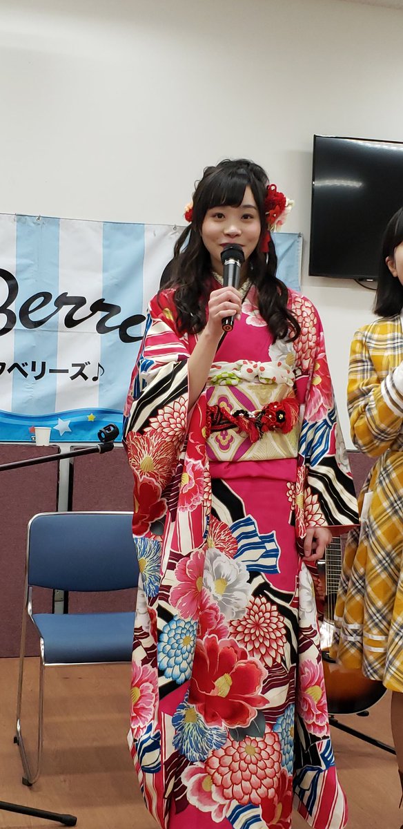 KOBerrieS ｢大出姫花　成人式SPライブ｣新成人本当におめでとうございます😆💕✨ライブめっちゃくちゃ良かったぁ😊ギター🎸がすごく上手くなっていてすごく練習したのが分かりました。これからの成長がすごく楽しみです😆🎵🎵これからも、焦らず一歩一歩確実に姫花さんらしく成長して下さいね😊#KOBerrieS https://t.co/ZbxUWte4cL