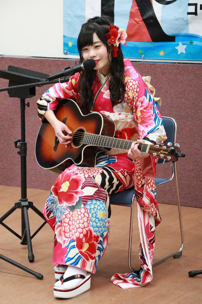 KOBerrieS 『大出姫花 成人式SPライブ』成人の日に振袖姿でギターを弾き語るのは全国で多分彼女しか居ないでしょうね🎸👘加入時、あれだけあどけなかったひめちゃんも3月で20歳になります💁🏻‍♀️人生何事も生きる希望を持つのはイイ事ですね😊改めて新成人おめでとう㊗️🎉#KOBerrieS #大出姫花 #新成人おめでとう https://t.co/rRaPDVrO9E