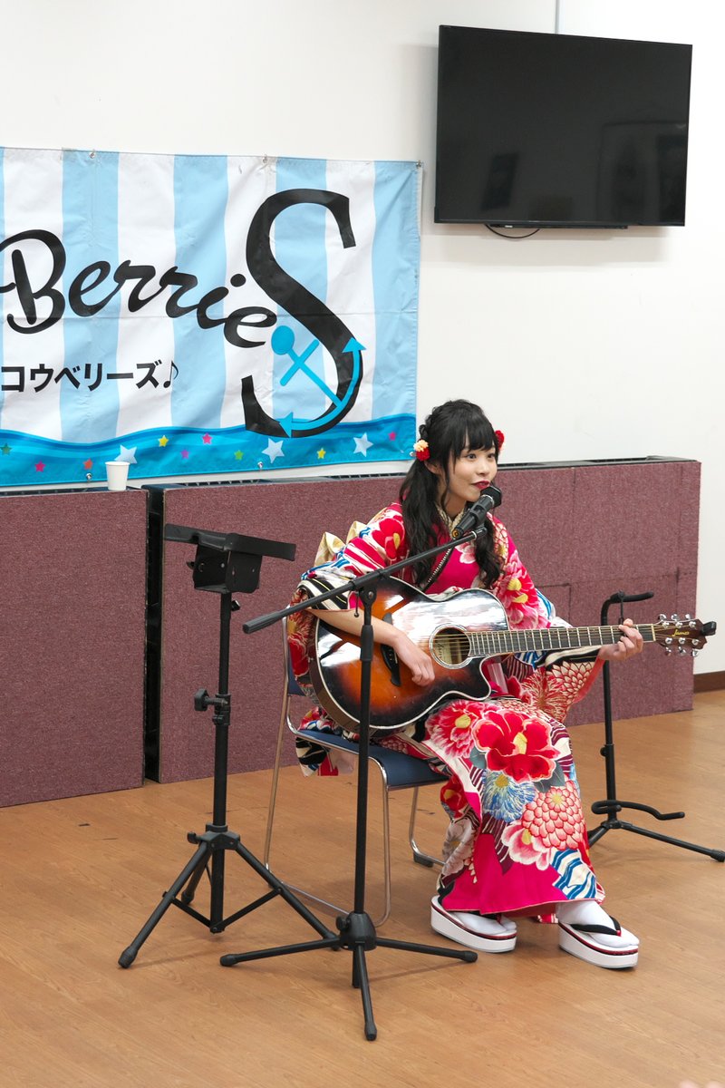 KOBerrieS 『大出姫花さん成人式SPライブ』（2020/1/13　歌居屋さん）姫花さんらしい選曲で、姫花さんの一目ぼれだったという晴れ着でのギター演奏も珍しくて、姫花さんらしいほのぼのとしたライブでした。晴れ着姿も、後ろ姿も美しい！#大出姫花成人式SPライブ　#KOBerrieS♪　#大出姫花 さん https://t.co/qzHYdTbC6h