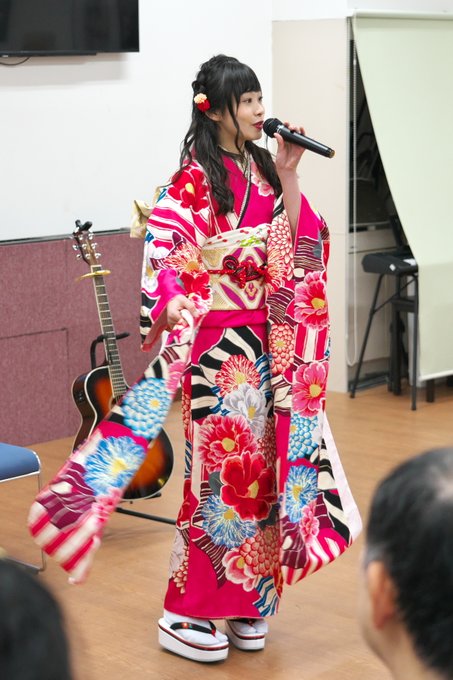 『大出姫花さん成人式SPライブ』（2020/1/13　歌居屋さん）
姫花さんらしい選曲で、姫花さんの一目ぼれだったという晴れ着でのギター演奏も珍しくて、姫花さんらしいほのぼのとしたライブでした。晴れ着姿も、後ろ姿も美しい！
#大出姫花成人式SPライブ　#KOBerrieS♪　#大出姫花 さん https://t.co/qzHYdTbC6h