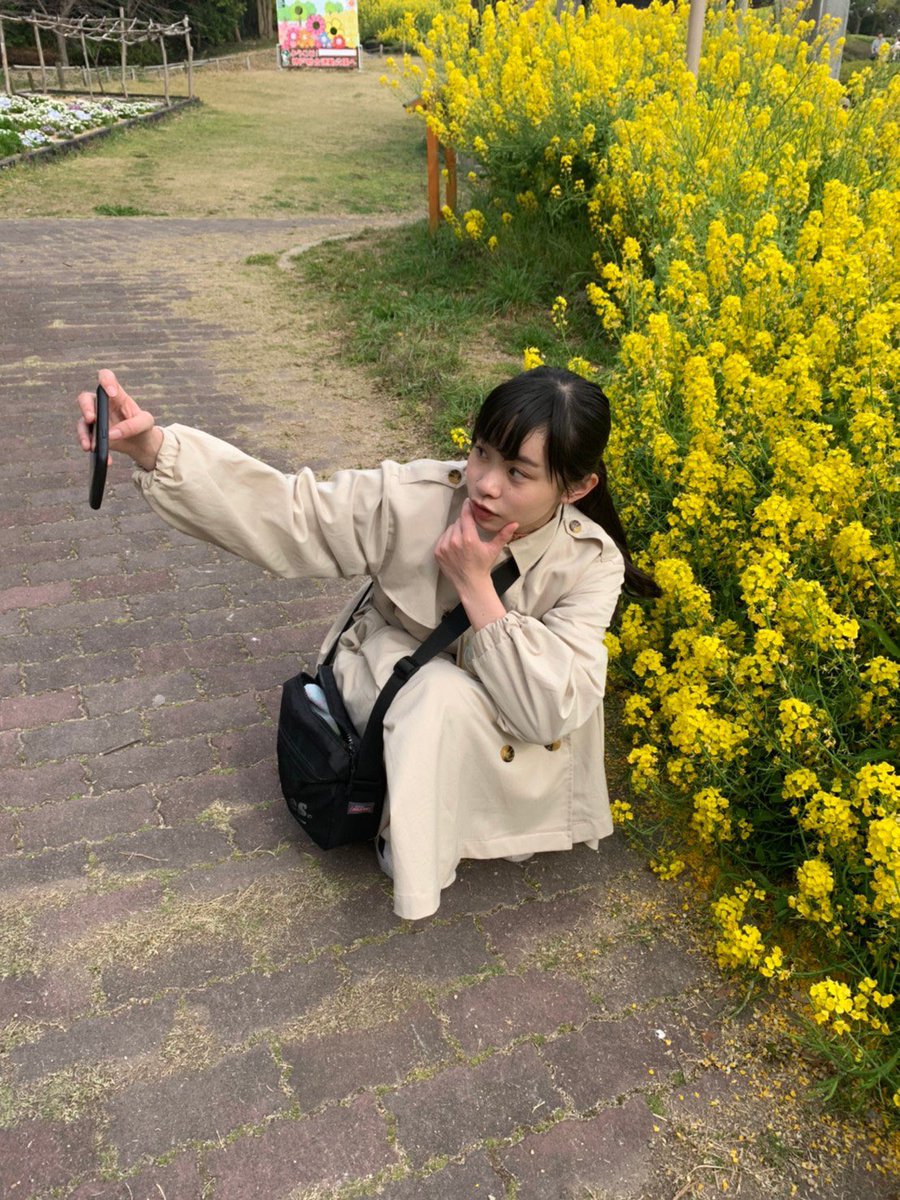 KOBerrieS 今日は妹と、神戸総合運動公園へ菜の花見に行ってきたよ！誘ったら一緒に行ってくれた！お姉ちゃん嬉しい😭菜の花畑見て、なんかサイリウムみたいやなって思った！綺麗でした✨黄色担当でよかったです☺︎来年はお弁当持ってピクニックしたいな#KOBerrieS #神戸　#須磨区 https://t.co/3kRGRn83Y5