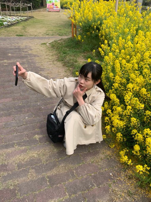 今日は妹と、神戸総合運動公園へ菜の花見に行ってきたよ！誘ったら一緒に行ってくれた！お姉ちゃん嬉しい😭
菜の花畑見て、なんかサイリウムみたいやなって思った！綺麗でした✨
黄色担当でよかったです☺︎
来年はお弁当持ってピクニックしたいな
#KOBerrieS #神戸　#須磨区 https://t.co/3kRGRn83Y5
