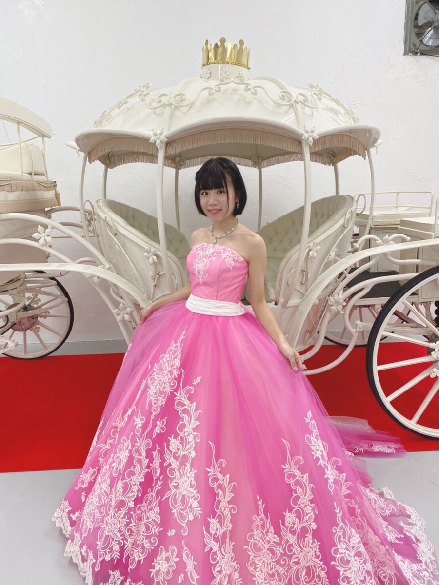 KOBerrieS 私はメンバーカラーであるピンク色のドレスを着させていただきました👗女の子らしい色味で可愛くて、プリンセスのようなドレスなので着ることが出来て本当に幸せです😭💖ヘアメイクも可愛くしていただきました！🥺🙏🏻🎶#ファンタジー #シンデレラ #馬車 #スタジオ撮影 #ファインダー越しの世界 https://t.co/9PftX58OhT