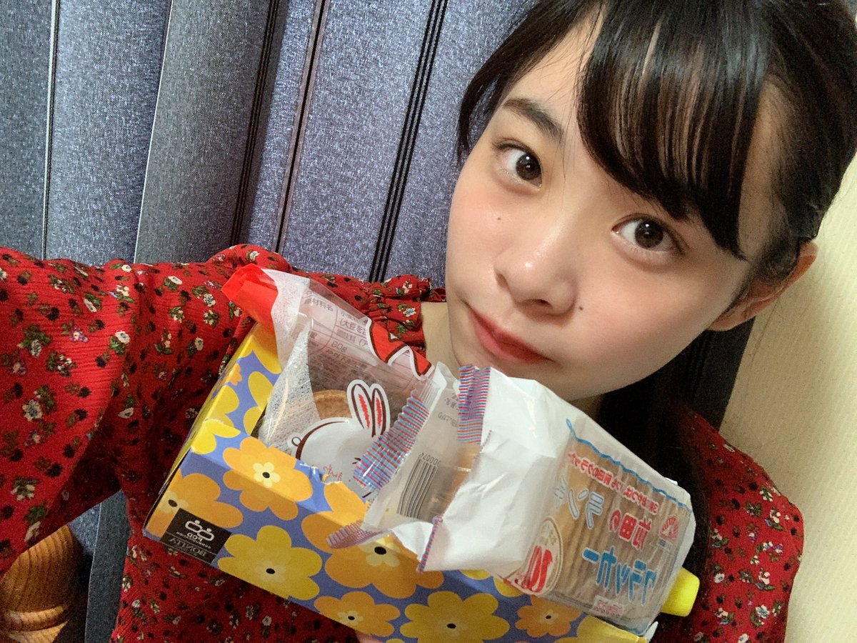 KOBerrieS 朝配信ありがとうございました✨今日は、垂水商店街にある、よしやさんで購入したお菓子のご紹介をさせて頂きました(^ ^)これから、配信を通して、神戸のお菓子や食べ物を食レポしていきます。楽しみにしててねー！お菓子の入れ物はテッシュケースを再利用しました🌐笑#KOBerrieS♪#神戸#垂水区 https://t.co/SMr3Zn1YRr