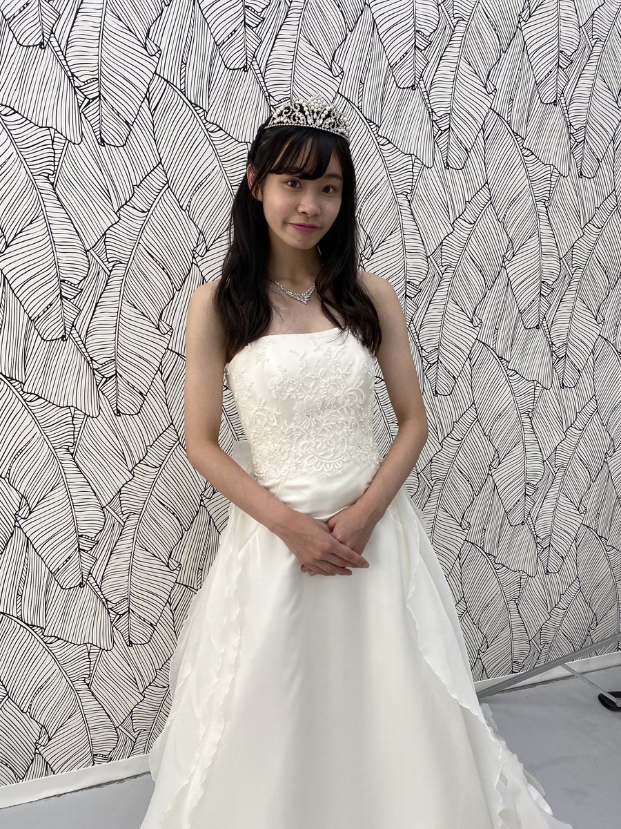 KOBerrieS ウェディングドレス姿どうですか？👗憧れのティアラ😭😭😭歓喜です。髪型は、沙弥にしてもらったよー！( ◠‿◠ )#KOBerrieS♪ #ファンタジー #シンデレラ #馬車 #スタジオ撮影 #ファインダー越しの世界 https://t.co/YFWFVoEqEJ
