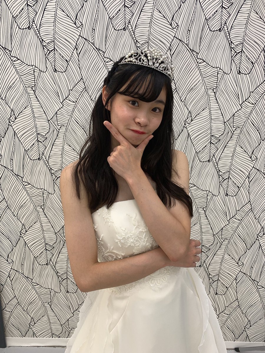 KOBerrieS ウェディングドレス姿どうですか？👗憧れのティアラ😭😭😭歓喜です。髪型は、沙弥にしてもらったよー！( ◠‿◠ )#KOBerrieS♪ #ファンタジー #シンデレラ #馬車 #スタジオ撮影 #ファインダー越しの世界 https://t.co/YFWFVoEqEJ