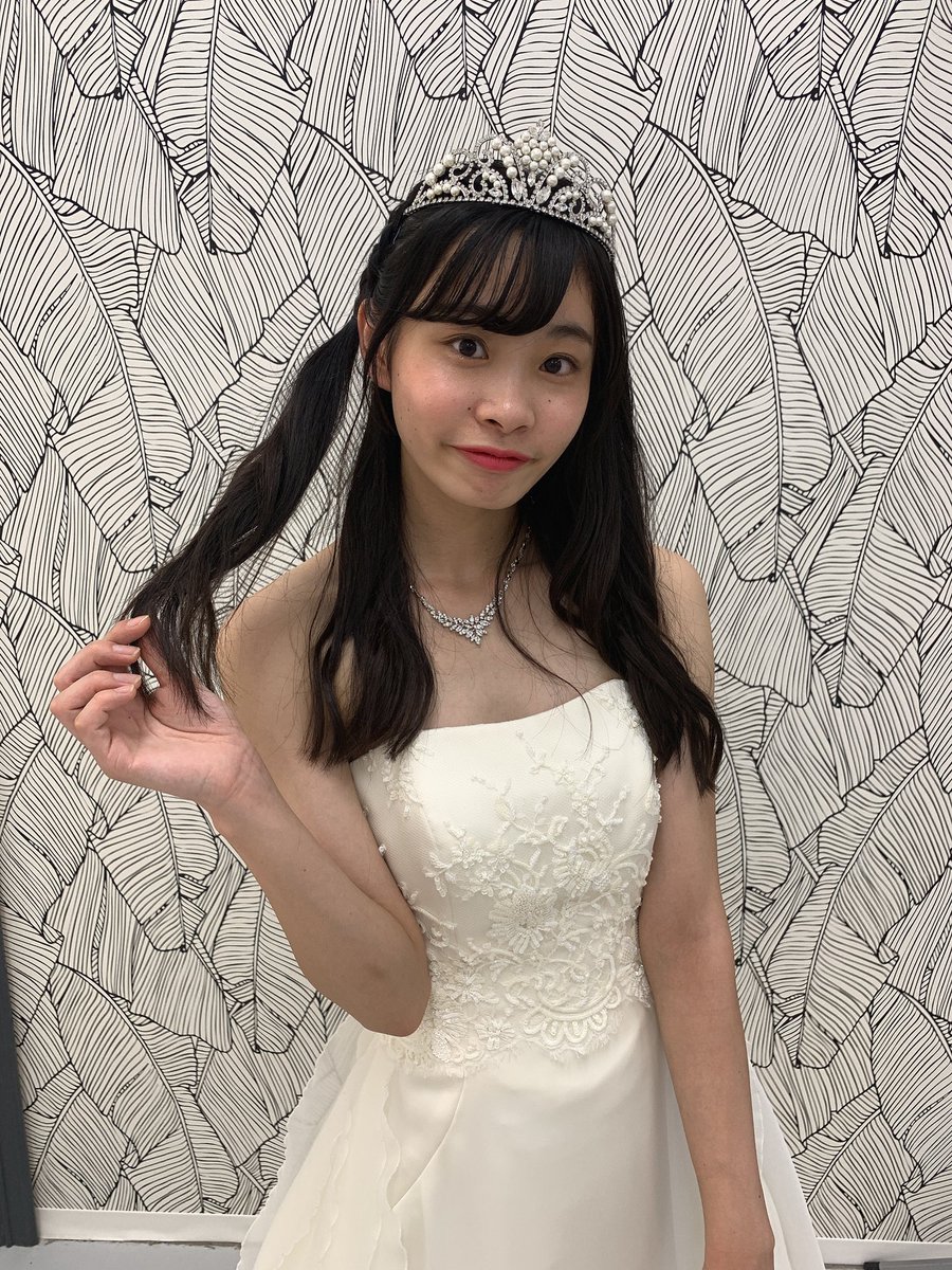 KOBerrieS ウェディングドレス姿どうですか？👗憧れのティアラ😭😭😭歓喜です。髪型は、沙弥にしてもらったよー！( ◠‿◠ )#KOBerrieS♪ #ファンタジー #シンデレラ #馬車 #スタジオ撮影 #ファインダー越しの世界 https://t.co/YFWFVoEqEJ