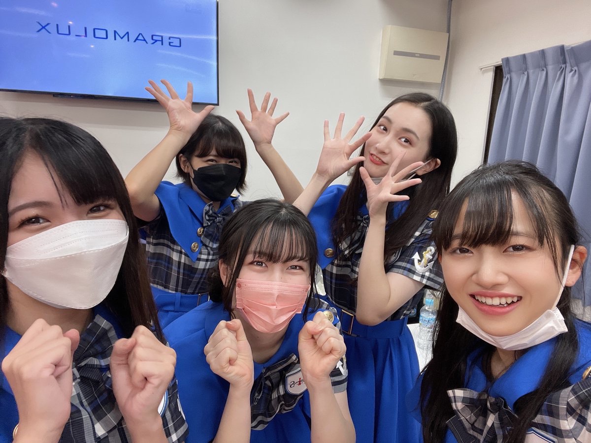 KOBerrieS お疲れ様です🌃本日は『Mocchi FeS 2021』『復活！コウベリ歌謡祭』🎤にお越しくださりありがとうございました🙇🏻‍♀️晴天の中でメンバー全員であのような素晴らしいステージに立たせて頂けてとても嬉しかったです☀︎歌うことのできる曲も増やしていきたいと思います✨🎤#コウベリ ❤️💚💙💜🤍💗 https://t.co/SzrpBZxKeQ