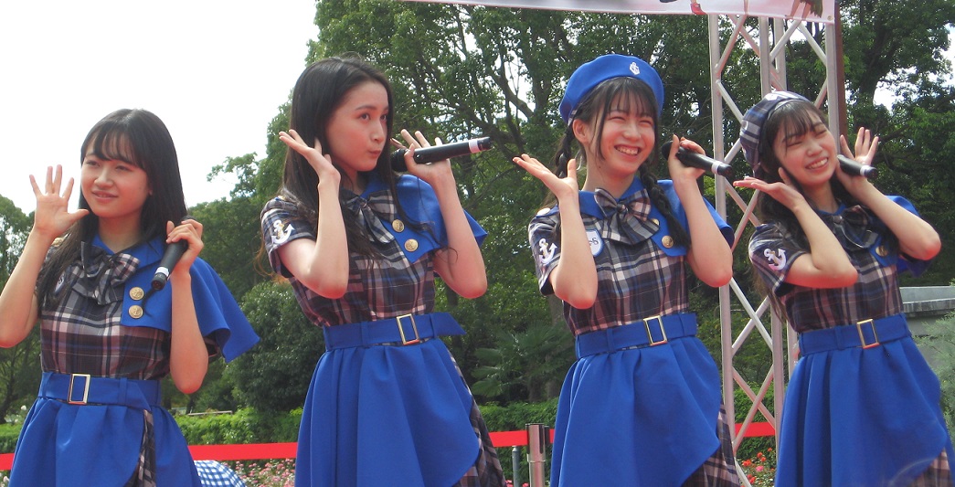 KOBerrieS 久しぶり！！・・１年９ケ月振りのｋｏｂｅｒｒｉｅｓライブ・・場所は須磨離宮じゃ、エエ天気で暑いくらいじゃったが、もっと熱く燃えてきたぞ・・・ライブ後はゆりちゃんとリコリコに一声かけただけで・・鳥取の撤収に向かう・・時間が取れなかった・・残念＃コウベリ　＃須磨離宮　＃悪代官 https://t.co/Ywsx2net9L