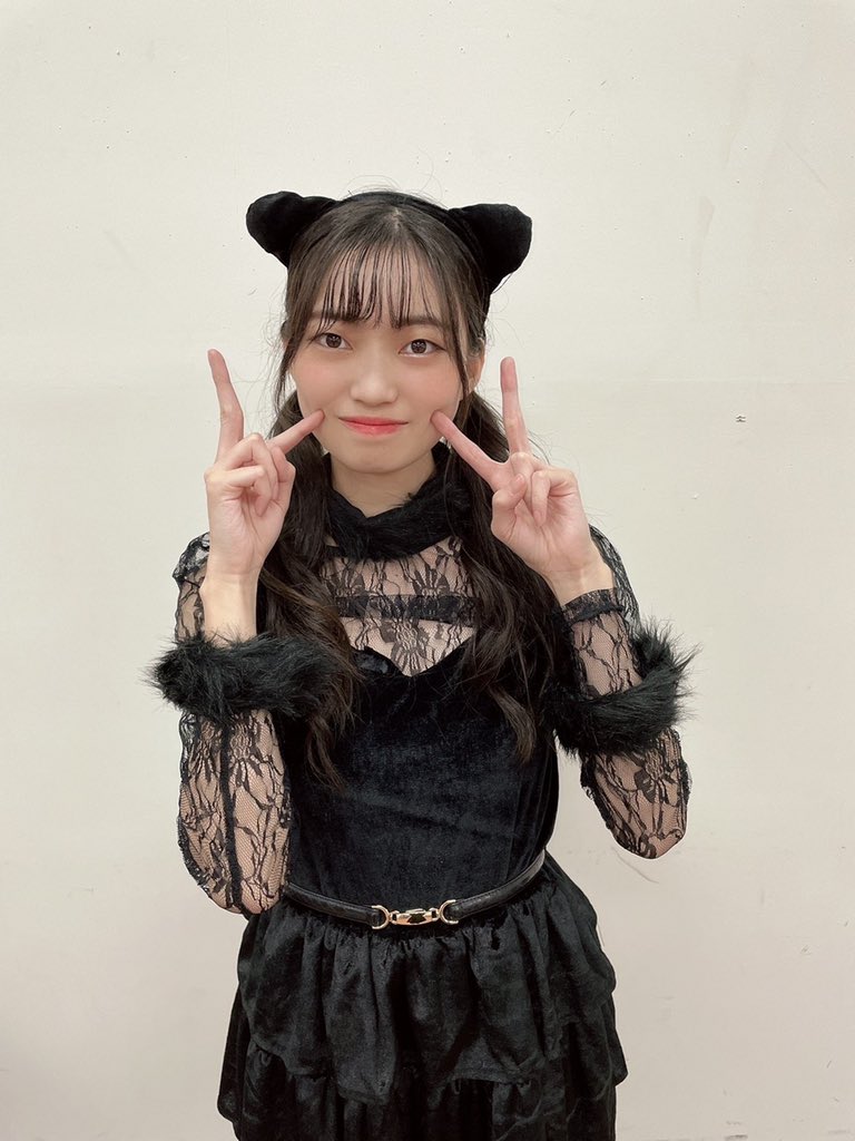 廣瀬未沙(みーちゃん)の画像 KOBerrieS お疲れ様です〜🤍本日はコウベリ ハロウィン仮装ライブにお越し下さり有難うございました〜✨今回私は黒猫になりました〜🐈‍⬛人生で初めてハロウィンでしっかりとした仮装を行ったのでとても楽しかったです🥰また今日の感想や衣装についてどうだったか教えてください〜🧸💭#コウベリ https://t.co/t5ceQXa5IK