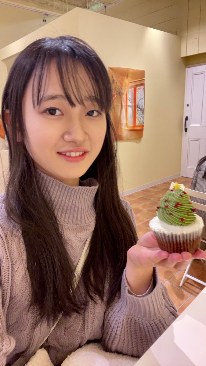 KOBerrieS クリスマスがやってきました🎄🎅一年に一回のこんな素敵な日を皆さんと過ごせることがとてもとても嬉しいです💕今日は皆さんに私の笑顔というプレゼントをお届けしちゃいます😆#コウベリ#今日も元気ハッピーほのピー https://t.co/H1vh5V0HeU