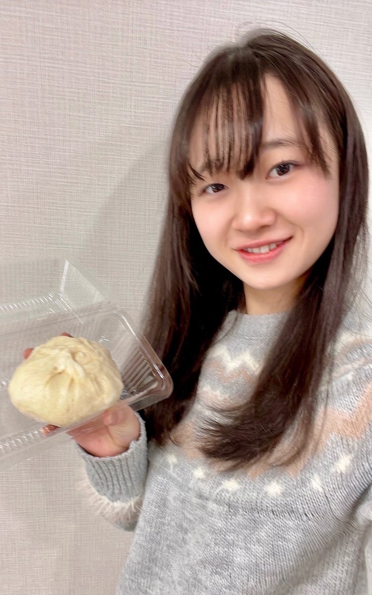 KOBerrieS こんにちは☀️須磨区紹介 vol.11《番外編》🐔✨今回はニンニン亭豚まん さん の肉汁たっぷりの肉まんです🐷是非一度は食べてみてください！リピートしたくなるくらい美味しいです😊↓↓#今日も元気ハッピーほのピー#神戸 #豚まん https://t.co/LqJbBwslKv