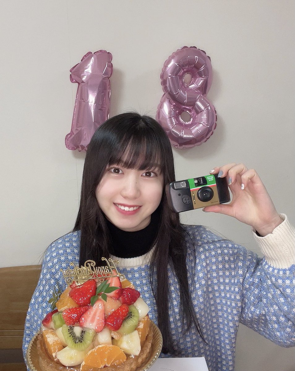 KOBerrieS 18歳になりました🥺🍒💙皆さん日付が変わってすぐからお祝いありがとうございます😭本当に嬉しいです🙏🏻✨なかなかお会いできませんが、皆さんからのメッセージがとても励みになります😢🔥幸せです💃🏻18歳のりこりこもよろしくお願いします〜〜✌🏻写ルンですでパシャリ📸#コウベリ #古川莉子 https://t.co/iG2eu0c1e2