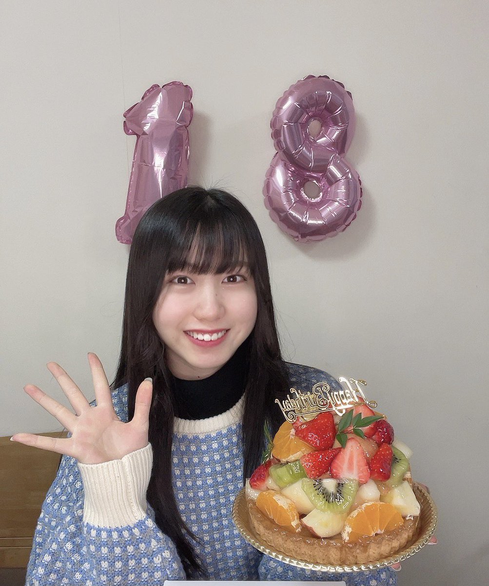 KOBerrieS 18歳になりました🥺🍒💙皆さん日付が変わってすぐからお祝いありがとうございます😭本当に嬉しいです🙏🏻✨なかなかお会いできませんが、皆さんからのメッセージがとても励みになります😢🔥幸せです💃🏻18歳のりこりこもよろしくお願いします〜〜✌🏻写ルンですでパシャリ📸#コウベリ #古川莉子 https://t.co/iG2eu0c1e2