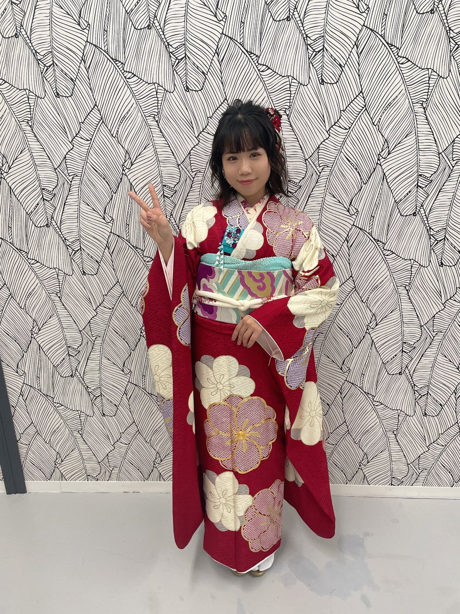 KOBerrieS 《いのうえさん✖️KOBerrieS♪ 晴れ着撮影会》ありがとうございました👘❄️たくさんの方が来てくださって凄く嬉しかったです🥲🖤赤色の晴れ着に、めちゃ可愛いヘアアレンジ🥰少し髪が伸びたので、女の子〜〜！！って感じのアレンジをしていただきました^._.^🖤いっぱい褒めてくれてありがとう😘❄️ https://t.co/Ciad2PLvQu