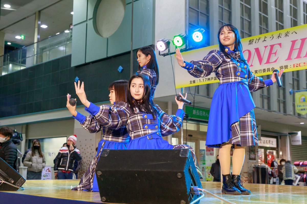 KOBerrieS 0117 #第18回神戸震災復興フリーイベントONEHEART 阪神淡路大震災を知らないメンバーたちが大きな被害を受けた神戸市長田区の特設ステージに立ち全力でパフォーマンスしました。これからも先輩メンバーたちから受け継いで来た、神戸の魅力と元気を全国に発信して行きます。がんばろう KOBE27th。 https://t.co/zvN6rJDVFk