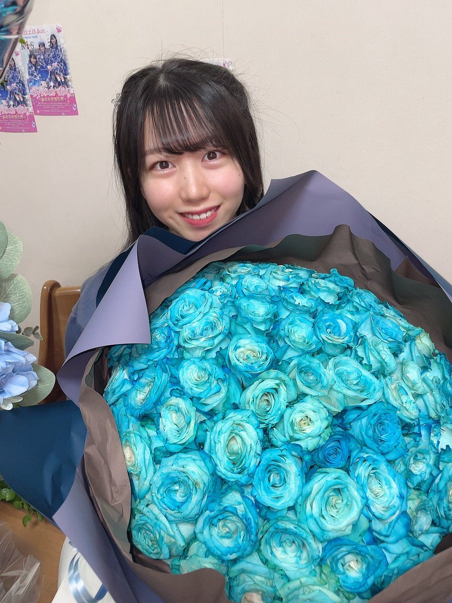 KOBerrieS 沢山のプレゼントとお花ありがとうございます〜〜〜😭幸せです、、、🙏🏻今までデビューの時や生誕祭の時もお花やプレゼントをくださって本当に嬉しかったです！！最後にはフラッグまでありがとうございました😢❤️💚💙 https://t.co/k4xzTZRTl4