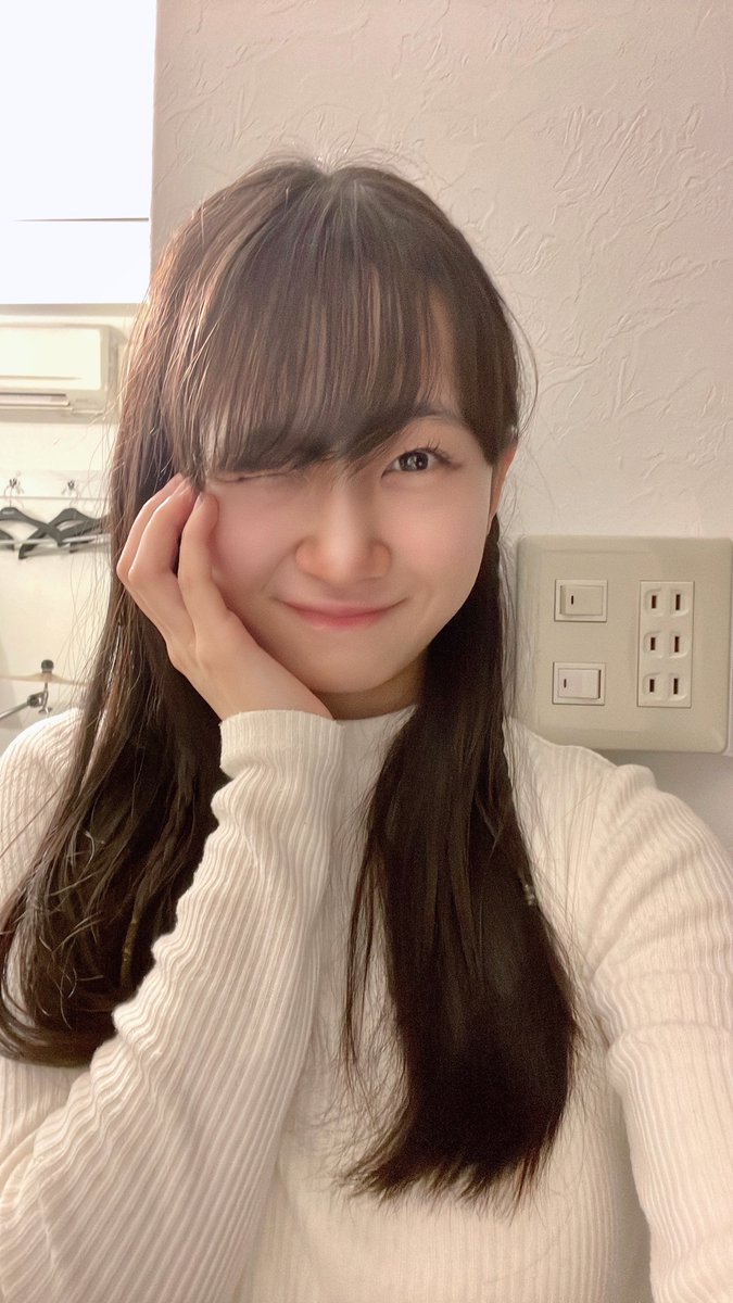 KOBerrieS おはようございます🐔今日はウィンクに挑戦💕😉（右目だけが小さい頃から何故かできないです🤭 両方できる方凄いです✨）毎日頑張ってる皆さんが大好きです💗今日も一緒に元気でハッピーな一日にしましょうね🍓#今日も元気ハッピーほのピー#コウベリ https://t.co/wRNViQSplG