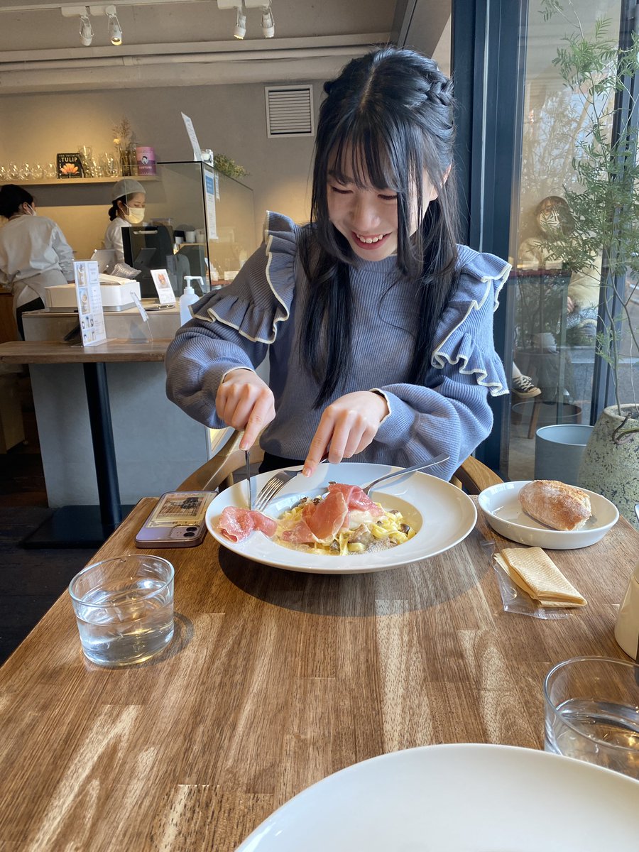KOBerrieS 本日は神戸で莉子さんと、、、💙🤍オシャレなカフェやアクセサリー屋さんに行ってみたり三ノ宮から神戸まで歩きながらたくさんお話ししたりと楽しい1日でした✨本日行ったカフェは後ほど中央区紹介で上げさせていただきますね〜🕊今度は6人で遊びたいなぁ、、🧸💭 https://t.co/xk5nCGscJj