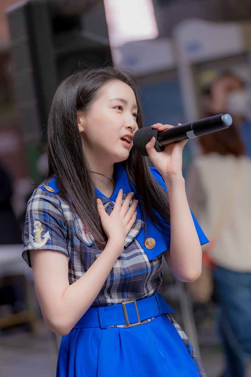 KOBerrieS 2022.03.27（日）しんながたくにづかローカル&ワールドフェスティバル於：大正筋商店街KOBerrieS♪のライブがありました。お膝元の長田区でのステージに大勢の人が集まっていました。「れいな」こと井上怜奈さん。#井上怜奈 #KOBerrieS #コウベリ #コウベリーズ #大正筋商店街 https://t.co/JmxfwHRGAK