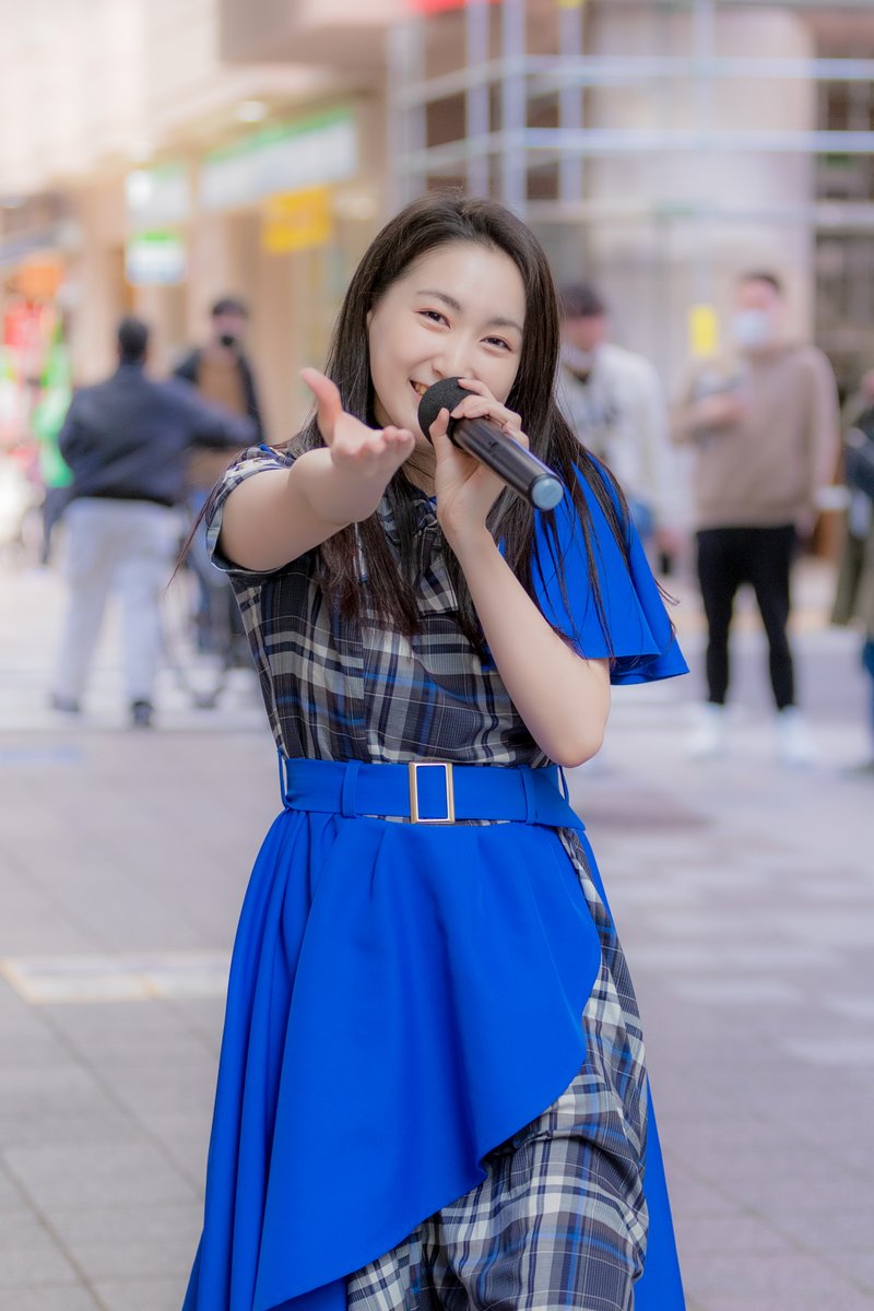KOBerrieS 2022.03.27（日）しんながたくにづかローカル&ワールドフェスティバル於：大正筋商店街KOBerrieS♪のライブがありました。お膝元の長田区でのステージに大勢の人が集まっていました。「れいな」こと井上怜奈さん。#井上怜奈 #KOBerrieS #コウベリ #コウベリーズ #大正筋商店街 https://t.co/JmxfwHRGAK