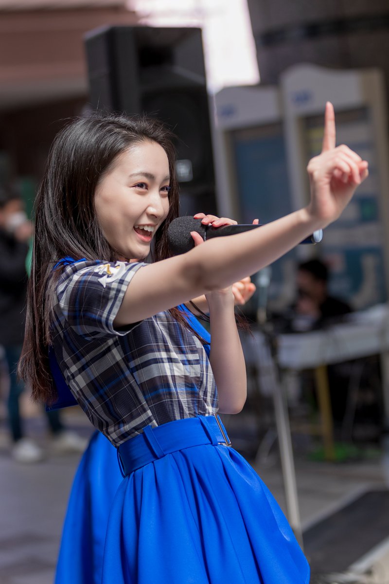 KOBerrieS 2022.03.27（日）しんながたくにづかローカル&ワールドフェスティバル於：大正筋商店街KOBerrieS♪のライブがありました。お膝元の長田区でのステージに大勢の人が集まっていました。「れいな」こと井上怜奈さん。#井上怜奈 #KOBerrieS #コウベリ #コウベリーズ #大正筋商店街 https://t.co/JmxfwHRGAK