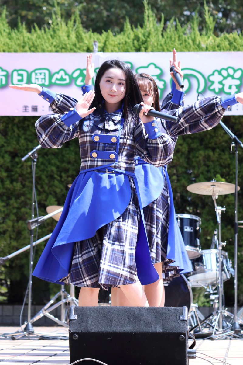 KOBerrieS 4/10 #加古川市 #日岡山公園 での「春のさくらコンサート」にて #KOBerrieS♪(#コウベリ) の野外ステージに参加🙂左から #井上怜奈 @Reina11_kob #廣瀬未紗 @Misa11_kob #中家温香 @honoka11_kob #森島みなみ @minami_kob さんです🙂暑い位の晴天でしたが緑も綺麗で青衣装にチェキ会も良かったです🙂 https://t.co/1zlaq2Kl5z