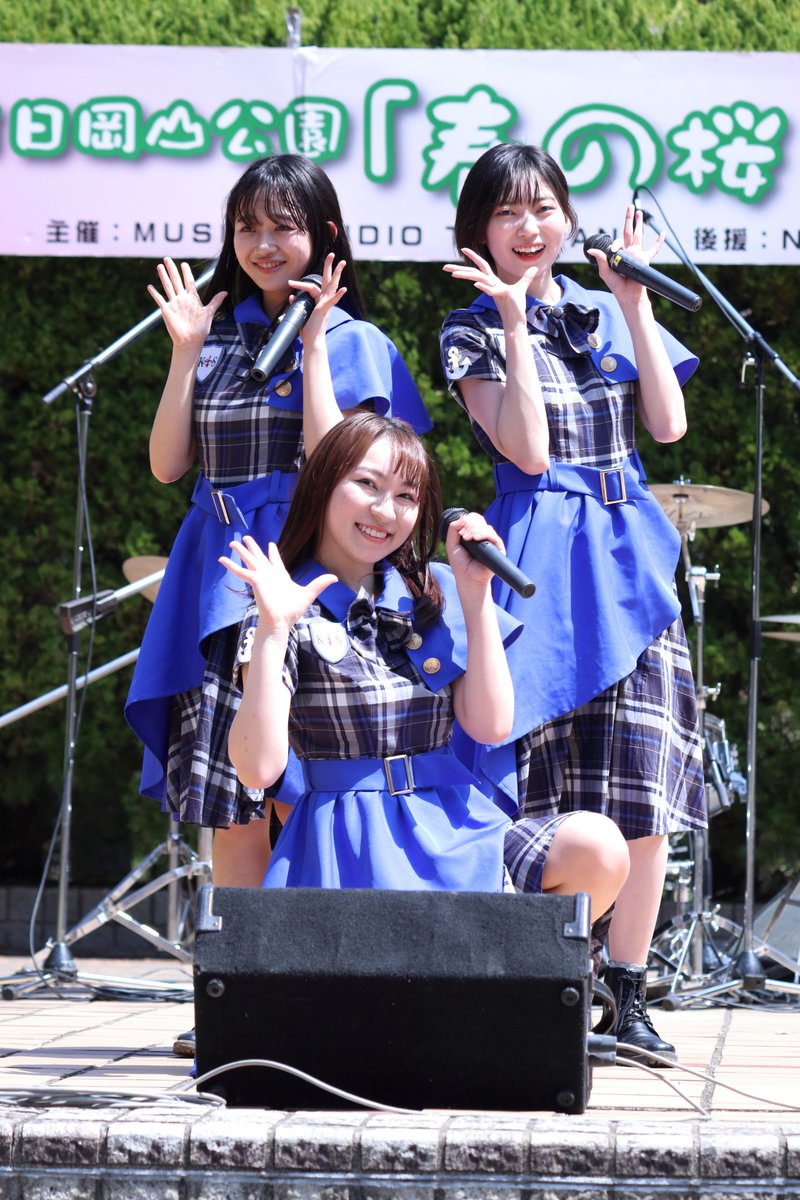 KOBerrieS 4/10 #加古川市 #日岡山公園 での「春のさくらコンサート」にて #KOBerrieS♪(#コウベリ) の野外ステージに参加🙂左から #井上怜奈 @Reina11_kob #廣瀬未紗 @Misa11_kob #中家温香 @honoka11_kob #森島みなみ @minami_kob さんです🙂暑い位の晴天でしたが緑も綺麗で青衣装にチェキ会も良かったです🙂 https://t.co/1zlaq2Kl5z