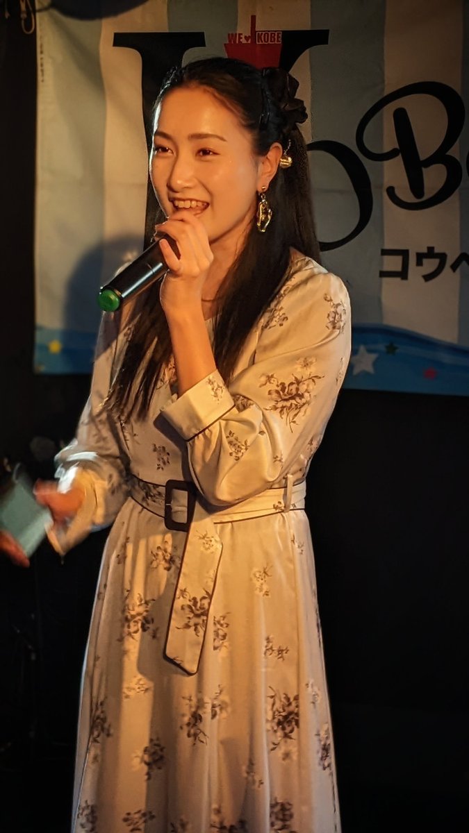 KOBerrieS 井上怜奈ワンマンライブへの道総集編✨💜怜奈ちゃんの澄んだボーカルをスタジオ246WESTさんのいい音響で聴けてめっちゃ気持ち良かったし🤗シックな水色のワンピースとヒールのあるパンプス、熊本で出会ったキラキラしたイヤリング、ポチャッコのシュシュのコーデがとても似合ってました😇 #コウベリ https://t.co/d0sAJJa8CE