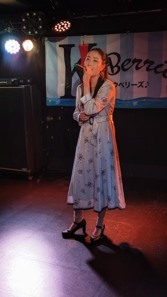 KOBerrieS バラード、ロック、ポップスとジャンルを変えながら、予定になかったアンコールも含め７曲聴かせてもらったのですが綺麗な人が気持ち良さそうに歌う姿が夜の時間帯に合っていて雰囲気のあるいいライブでした🌃 #コウベリ https://t.co/jjmz7demEd