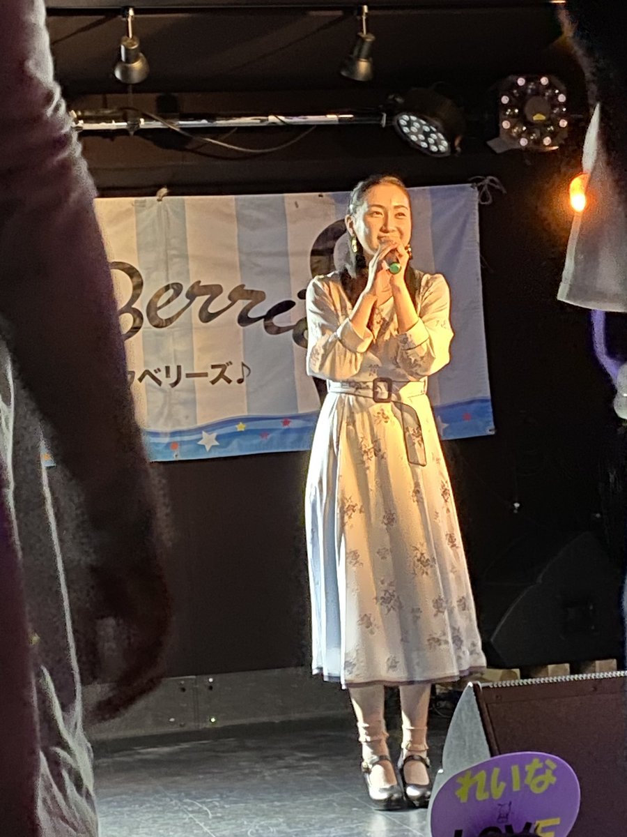 KOBerrieS 井上怜奈ワンマンライブへの道 総集編、凄かったですね〜✨楽屋で聞いていたのですがどうしてもステージ見たくなって途中から左手に携帯、右手で紫のサイリウム全力で振ってました💜個人的にはMISIAさんのEverything歌ってる姿が好きでした🥰最初の写真はオタク風の写真🧡🤍笑#コウベリ https://t.co/cWRlKUrekN