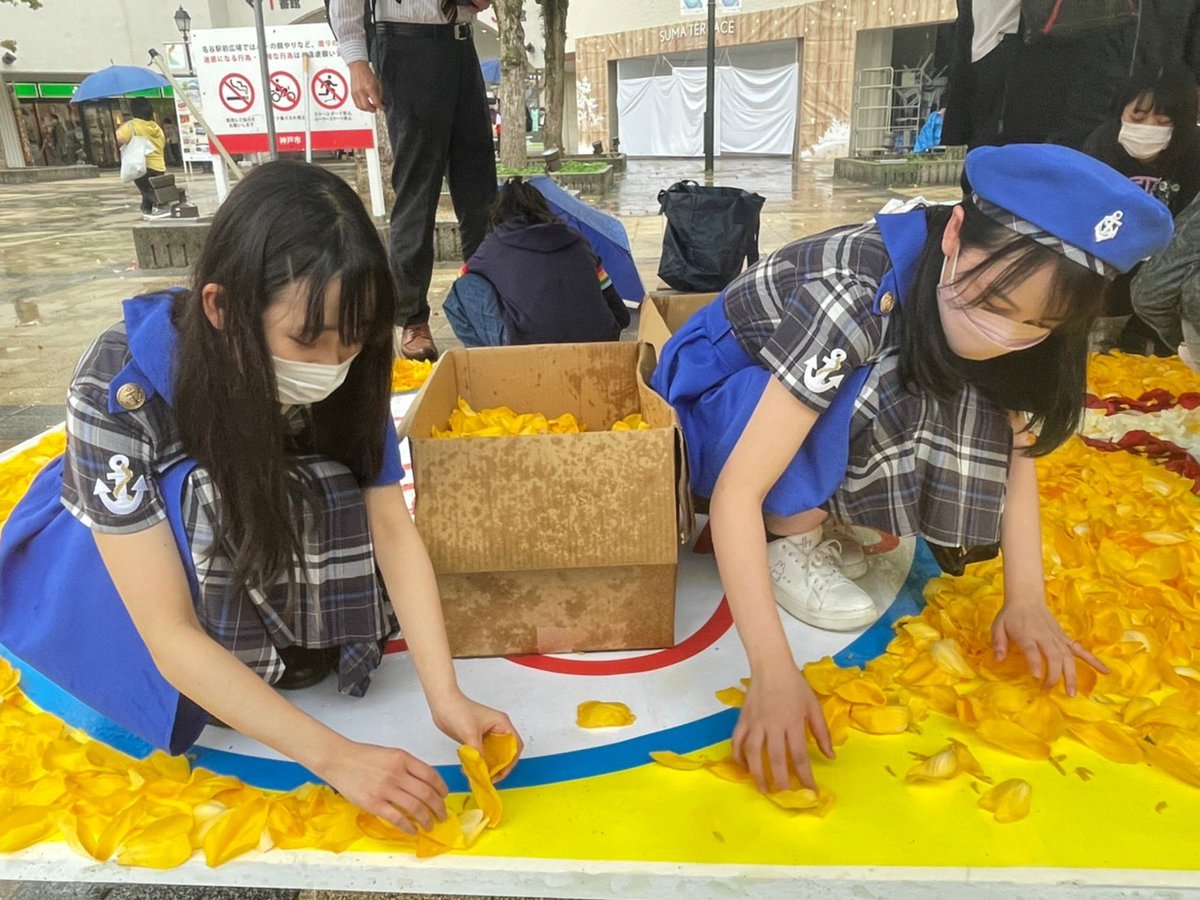 KOBerrieS 『Smile Myodani〜合言葉はEGAO〜』みなみキャプテンとほのピーで大丸須磨店の方々と一緒に「インフィオラータ」を少しだけお手伝いさせて頂きました。そして前キャプテンの小形優莉（須磨区代表）が応援に来てくれました。今の状況を知ってる優莉らしい動きで胸熱でした🔥頑張ります🙋‍♀️#コウベリ https://t.co/3mWHzHZd7K