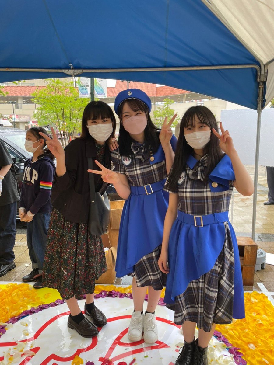 KOBerrieS 『Smile Myodani〜合言葉はEGAO〜』みなみキャプテンとほのピーで大丸須磨店の方々と一緒に「インフィオラータ」を少しだけお手伝いさせて頂きました。そして前キャプテンの小形優莉（須磨区代表）が応援に来てくれました。今の状況を知ってる優莉らしい動きで胸熱でした🔥頑張ります🙋‍♀️#コウベリ https://t.co/3mWHzHZd7K