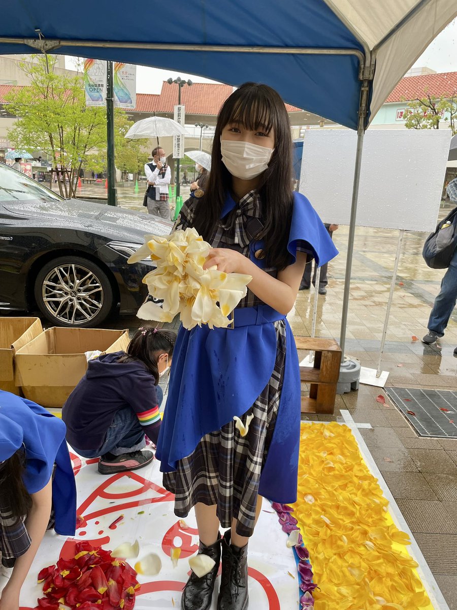KOBerrieS 大丸須磨店さんの『Smile Myodani〜合言葉はEGAO〜』にてインフィオラータの体験をさせていただきました💐　初めてでしたが、鮮やかな花びらを楽しみながら並べてとても素敵な時間を過ごさせていただきました🌷本日はお足元の悪い中お越しくださり、本当にありがとうございました🙇🏻‍♀️#コウベリ https://t.co/oH2LOk7s7b