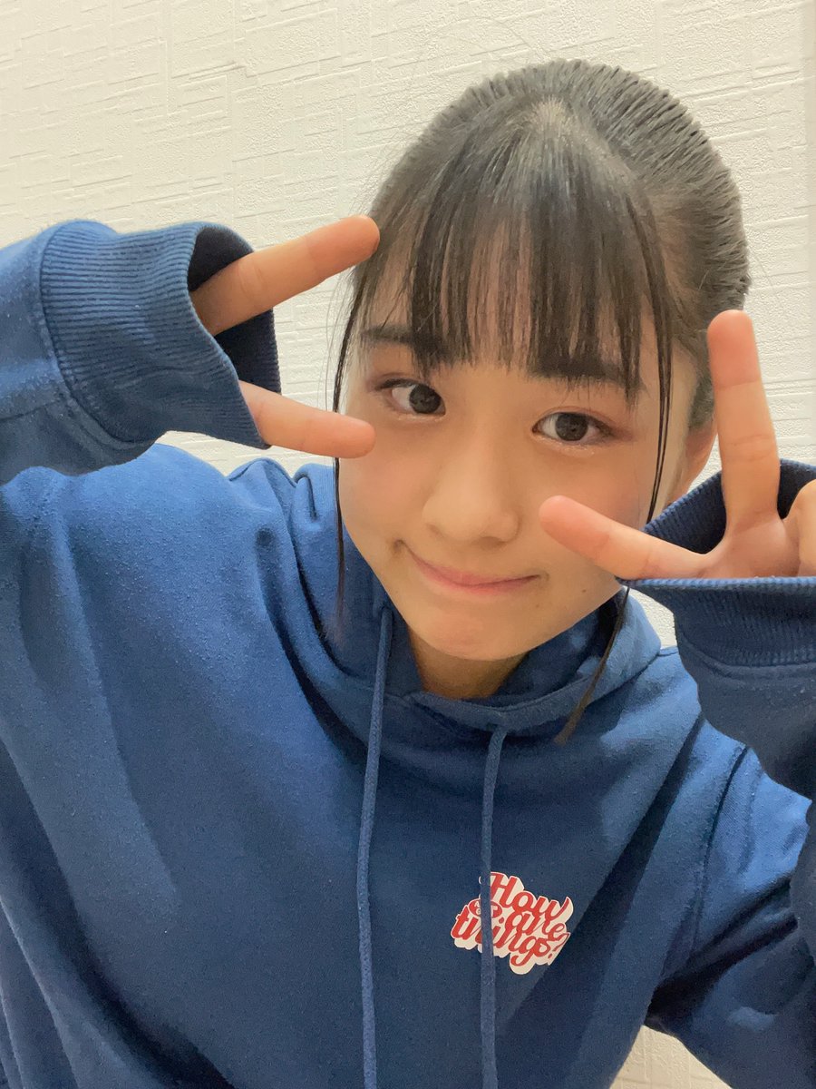 KOBerrieS こんばんは⋆*✩今日は英語の授業がありました👩🏻‍🏫私は英語が苦手なので授業が分からなくて困り果ててました😵‍💫 英語難しい...。明日は大正筋商店街でフリーライブがあります！！！  すごく楽しみです✨  予定が合う方は是非来てください！！ #コウベリ https://t.co/2lwWSFoD36
