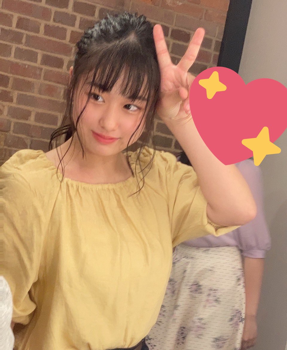 KOBerrieS こんばんは☽ ⋆゜お仕事、学校お疲れ様です🌱今日は学校でバレーをしました！！2人組で対人をしてただけなのにたくさん転けました😣  なんでこんなに転けるんだろう🙄💭今日はデビューライブの日にちゅらが撮ってくれた写真を載せておきます💛 https://t.co/ePRZBdyE4h