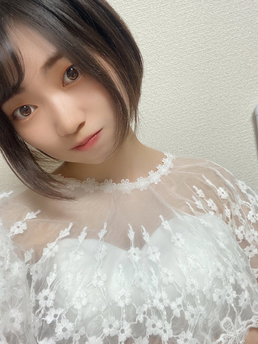 KOBerrieS おはようございます〜🤍昨日の朝選挙に行ってきてから政治に詳しくなろうと心に決めて今日あと数時間で試験があるにもかかわらず、朝から政治に関するニュースや記事を読んでおりました廣瀬です😎今日も一緒に頑張りましょう〜✨いつかの生誕衣装配信時の写真🧸💭#コウベリ https://t.co/FWkryzwlpB
